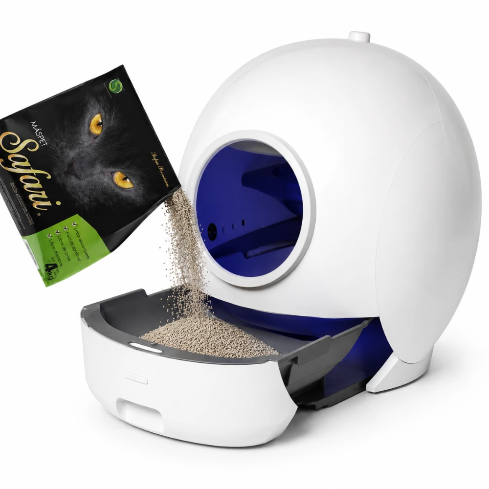 Bolsa de Arena Safari Aglomerante junto a un arenero limpio para gatos en un ambiente interior.