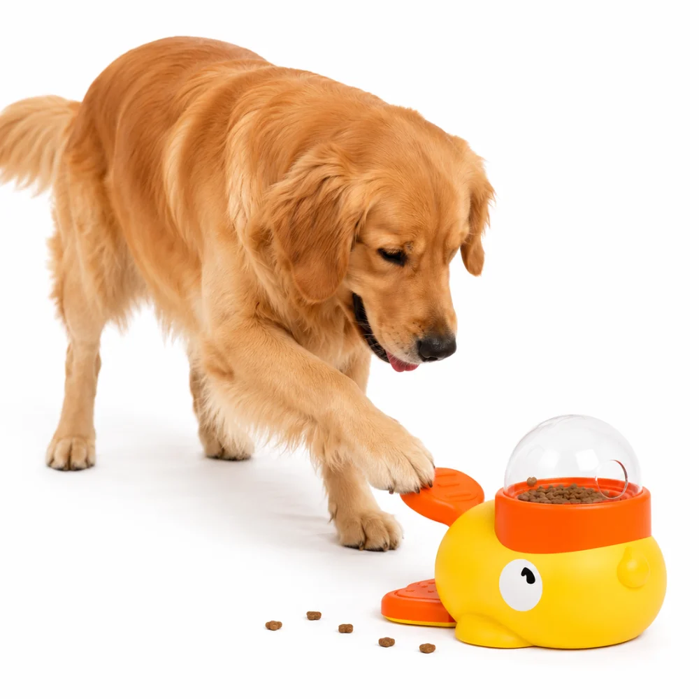 Juguete dispensador de alimentos para perros | Diversión, aprendizaje y recompensa 1 Juguete interactivo dispensador de alimentos para perros sobre fondo blanco, diseñado para estimular el juego y la alimentación.