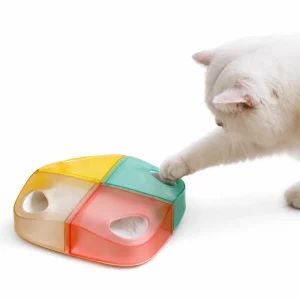 Juguete interactivo para gatos con plumas retráctiles que aparecen y desaparecen para estimular el instinto cazador, sobre fondo blanco.