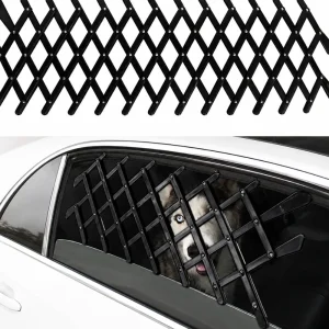 Reja de seguridad para ventanas de automóvil diseñada para evitar que los perros salgan de forma inesperada, sobre fondo blanco.